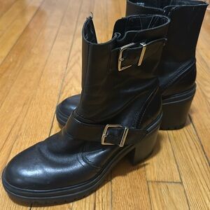 Kenneth Cole Rhode Heel chunky boot. Size 9